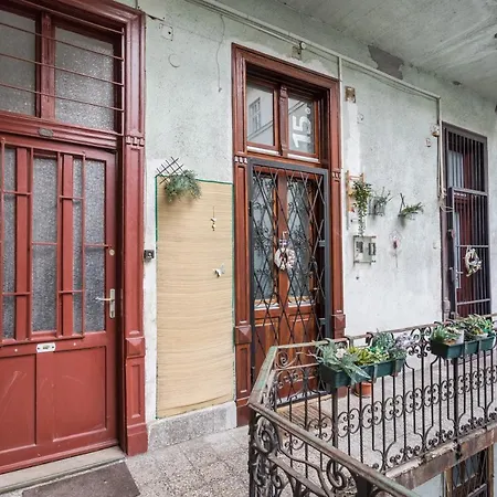 Bpr Robinia Downtown Budapest